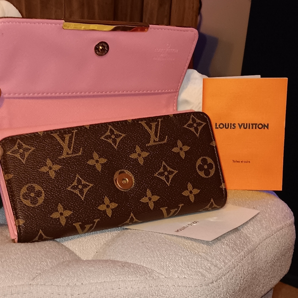 Vintage Louis Vuitton Wallet,Vuitton book,magnet,receipt,authentification paper.